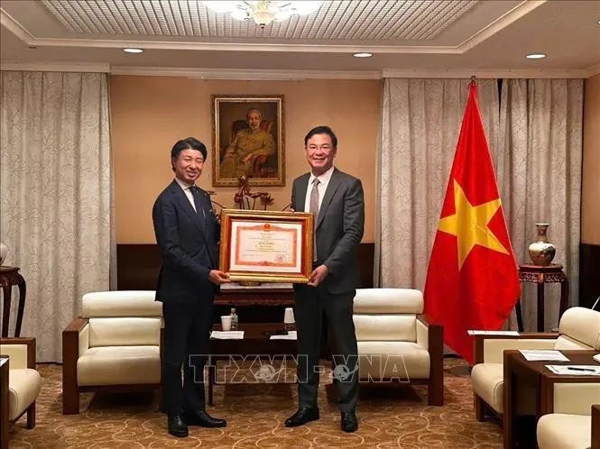 El embajador vietnamita en Japón, Pham Quang Hieu, entrega el certificado de mérito del primer ministro Pham Minh Chinh a Yoichiro Aoyagi, miembro de la Cámara de Representantes de Japón (Foto: VNA)