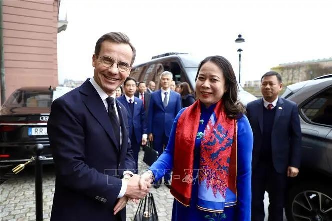 El primer ministro sueco, Ulf Kristersson, recibe a la vicepresidenta vietnamita Vo Thi Anh Xuan. (Foto: VNA)