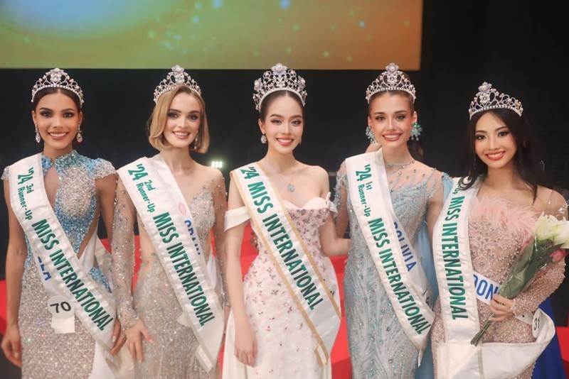 Huynh Thi Thanh Thuy (centro) y las finalistas. (Foto: Miss Internacional)