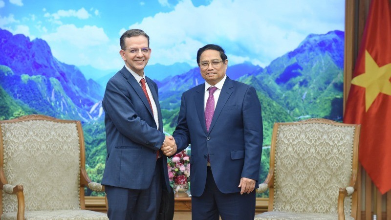 El primer ministro Pham Minh Chinh recibe a Paulo Medas, jefe del equipo de trabajo del Fondo Monetario Internacional (FMI). (Foto: Nhan Dan)