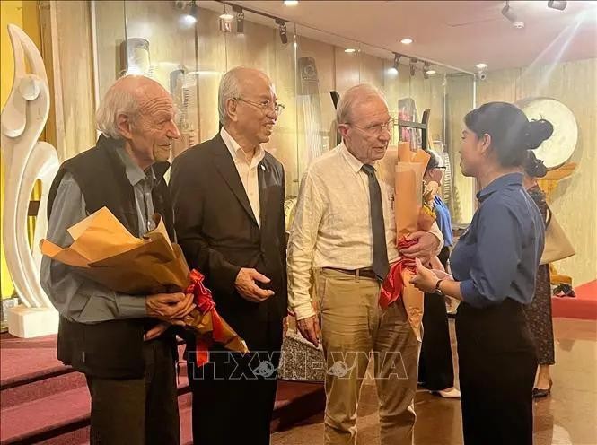 Bernard Bachelard y Olivier Parriaux con jóvenes de Ciudad Ho Chi Minh. (Foto: VNA)