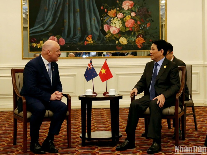 El presidente vietnamita, Luong Cuong, recibe al primer ministro de Nueva Zelanda, Christopher Luxon, en Lima, Perú. (Foto: VNA)