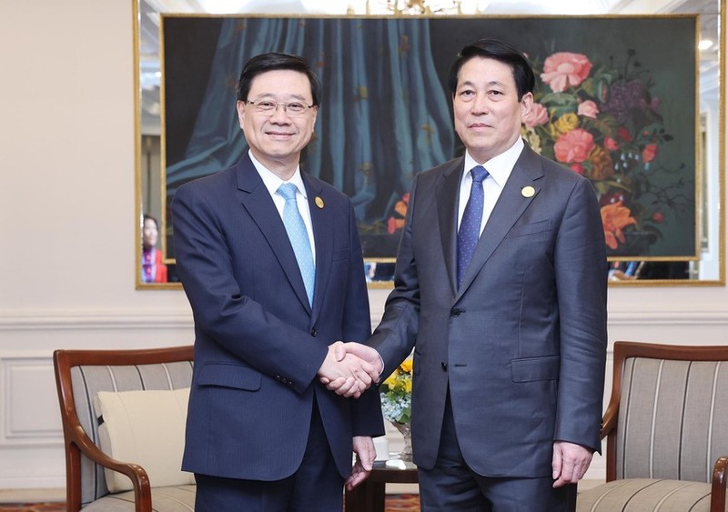 El presidente de Vietnam, Luong Cuong, y el jefe ejecutivo de la Región Administrativa Especial de Hong Kong (China), Lee Ka-chiu.