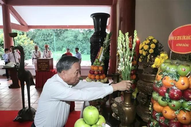 El secretario general del Partido Comunista de Vietnam, To Lam, ofrece incienso en memoria del Presidente Ho Chi Minh. (Foto: VNA)