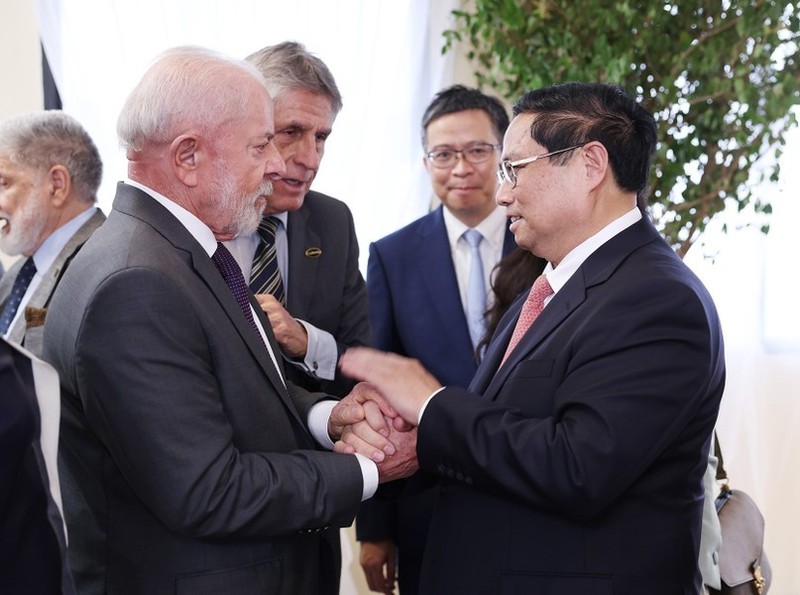 El presidente de Brasil, Luiz Inácio Lula da Silva, recibe al primer ministro de Vietnam, Pham Minh Chinh.