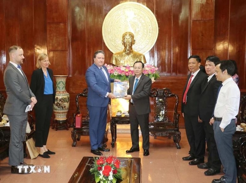 El embajador estadounidense en Vietnam, Marc Knapper, entrega un regalo al secretario del Comité del Partido en la ciudad de Can Tho, Nguyen Van Hieu. (Foto: VNA)