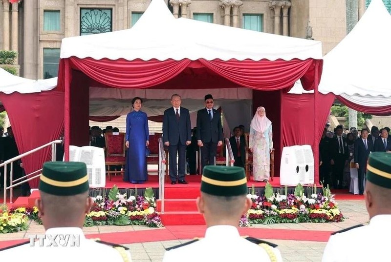 El primer ministro de Malasia, Anwar Ibrahim, y su esposa presiden la ceremonia de bienvenida al secretario general del Partido Comunista de Vietnam y su esposa.(Foto: VNA)