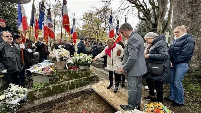 Familiares y amigos despiden a Madeleine Riffaud (Foto: VNA)