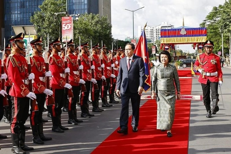 El presidente de la Asamblea Nacional de Camboya, Samdech Khuon Sudary (derecha), preside una solemne ceremonia de bienvenida para el presidente de la Asamblea Nacional, Tran Thanh Man. (Foto: VNA)