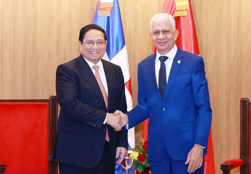 El primer ministro de Vietnam, Pham Minh Chinh, y el presidente del Senado de República Dominicana, Ricardo de los Santos Polanco. (Foto: VNA)