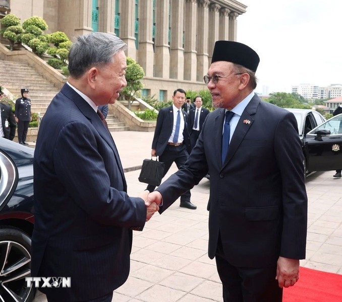 El primer ministro de Malasia, Anwar Ibrahim, recibe al secretario general del Partido Comunista de Vietnam, To Lam.