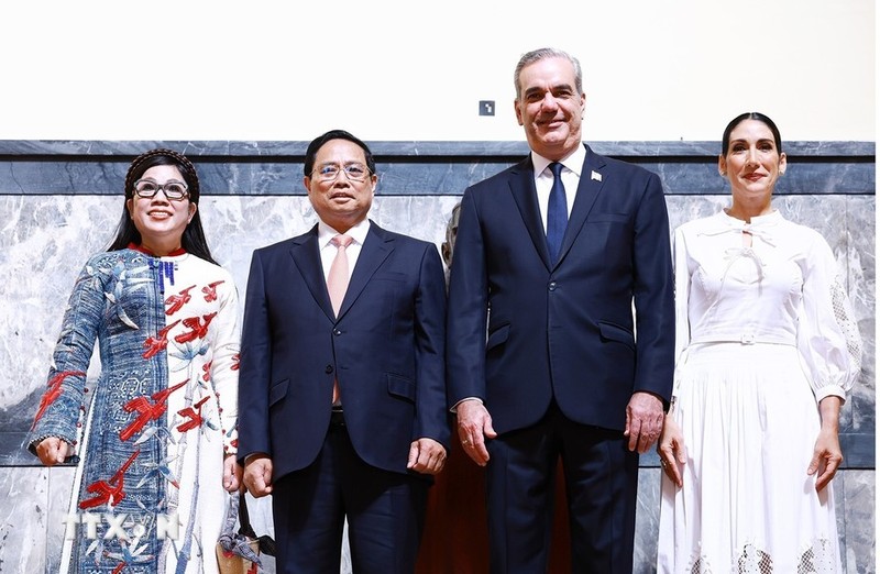 El primer ministro de Vietnam, Pham Minh Chinh, el presidente de la República Dominicana, Luis Abinader Corona, y sus esposas.