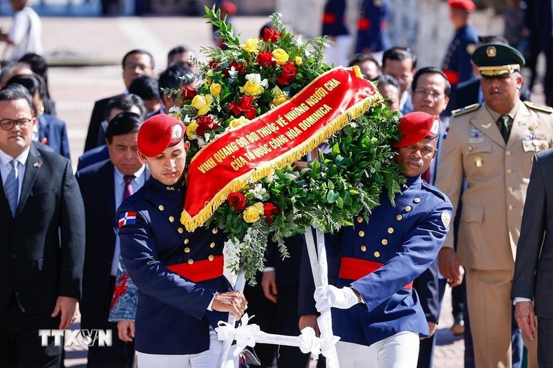 El premier vietnamita, Pham MInh Chinh y su esposa depositan flores en memorial de los líderes fundadores dominicanos