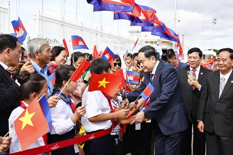 Ceremonia de bienvenida del presidente de la Asamblea Nacional de Vietnam, Tran Thanh Man, en el aeropuerto internacional de Phnom Penh. (Foto: VNA)