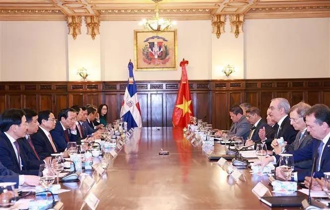 El primer ministro de Vietnam, Pham Minh Chinh, mantiene conversaciones con el presidente de República Dominicana, Luis Abinader Corona. (Foto: VNA)