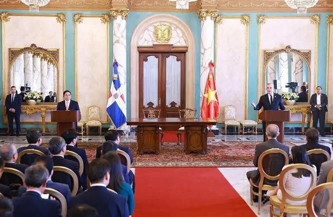 El primer ministro vietnamita, Pham Minh Chinh, y el presidente de República Dominicana, Luis Abinader Corona, presiden la conferencia de prensa conjunta tras sus conversaciones (Foto: VNA)