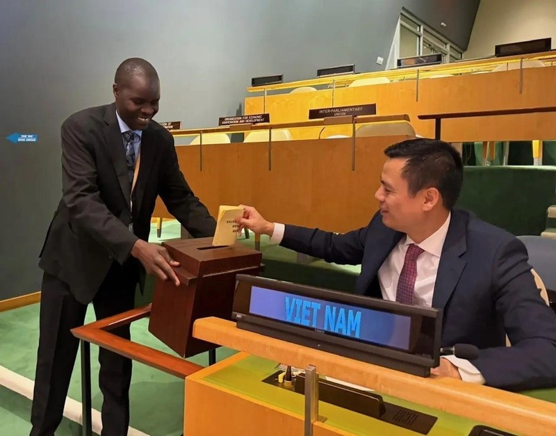 El embajador Dang Hoang Giang, representante permanente de Vietnam en la ONU realiza el voto. (Foto: VNA)