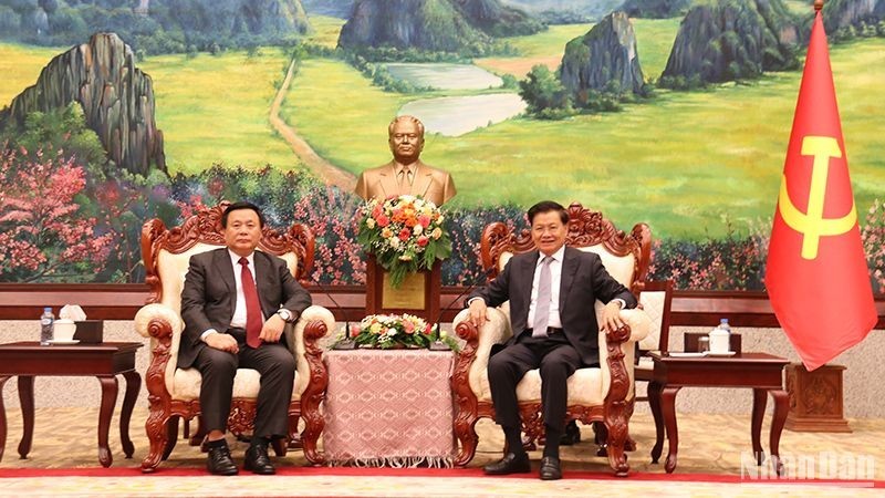 El secretario general del Comité Central del Partido Popular Revolucionario de Laos (PPRL) y presidente del país, Thongloun Sisoulith, recibe al miembro del Buró Político del Partido Comunista de Vietnam (PCV), director de la Academia Nacional de Política Ho Chi Minh y presidente del Consejo Teórico Central, Nguyen Xuan Thang. (Foto: Nhan Dan)