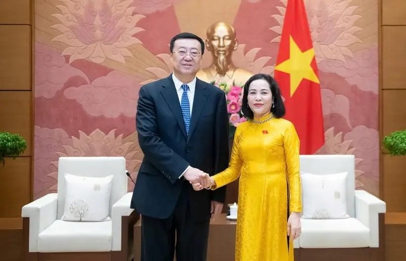 La vicepresidenta de la Asamblea Nacional de Vietnam, Nguyen Thi Thanh, recibe a la delegación de la Región Autónoma Uigur de Xinjiang de China. (Foto: VNA)