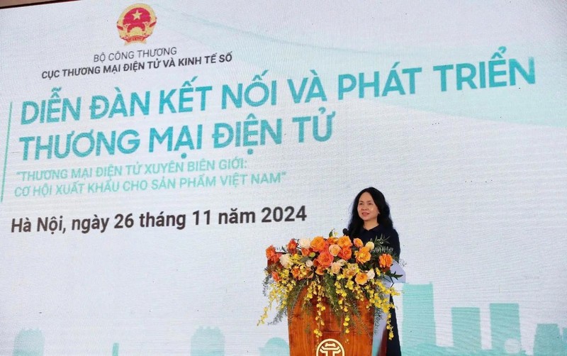 Le Hoang Oanh, jefa del Departamento de Comercio Electrónico y Economía Digital, pronuncia un discurso en el foro. (Foto: VNA)