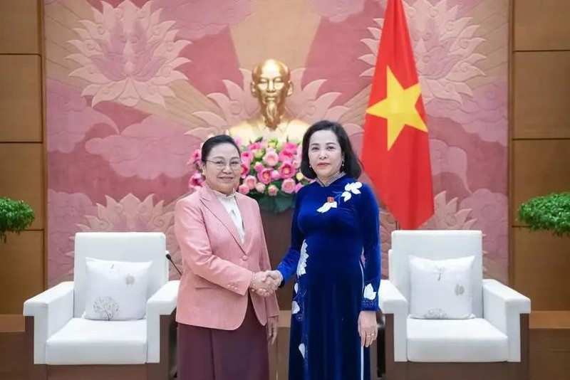 La vicepresidenta de la Asamblea Nacional de Vietnam Nguyen Thi Thanh (derecha) y la embajadora de Laos en Hanói, Khamphao Ernthavanh. (Foto: VNA)