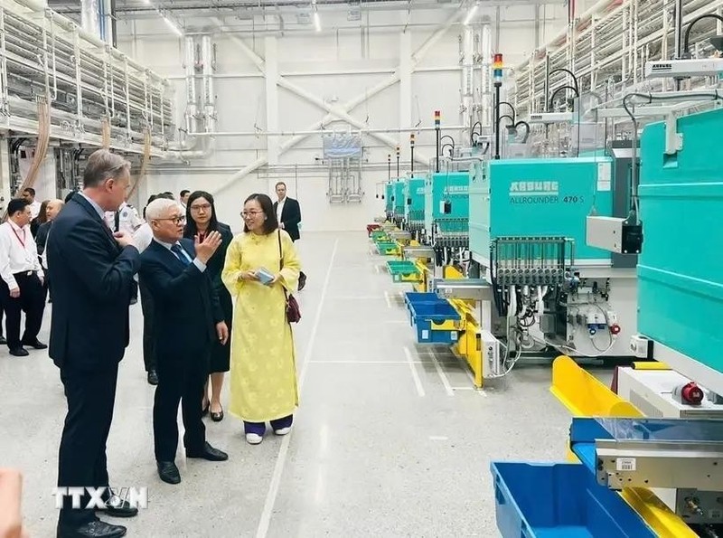 El secretario del Comité del Partido de Binh Duong, Nguyen Van Loi, visita la fábrica de Lego.