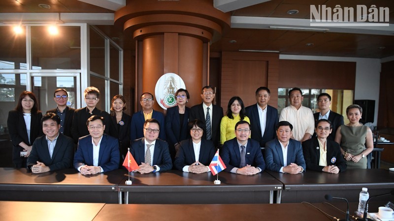 Delegados de la Asociación de Periodistas de Vietnam y de la Confederación de Periodistas Tailandeses. 