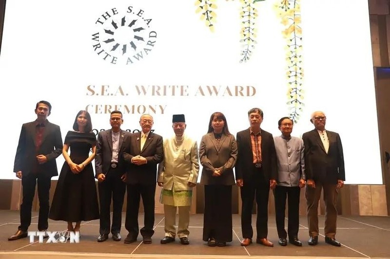 El escritor Nguyen Binh Phuong (tercero desde la derecha) y los autores ganadores del Premio de Escritura del Sudeste Asiático 2022 (Foto: VNA)