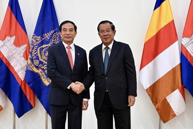 El ministro de Defensa de Vietnam, general Phan Van Giang (izquierda), y el presidente del Partido Popular y titular del Senado de Camboya, Samdech Techo Hun Sen. (Foto: VNA)