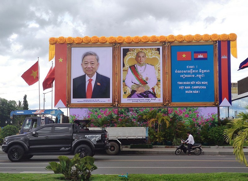 Foto del secretario general del Partido Comunista de Vietnam, To Lam, y el rey camboyano, Preah Bat Samdech Preah Boromneath Norodom Sihamoni, en una calle de Phnom Penh. (Foto: Nhan Dan)