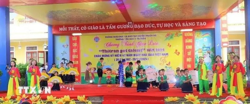 Niños presentan los cantos folclóricos Vi y Giam en la escuela. (Foto: VNA)