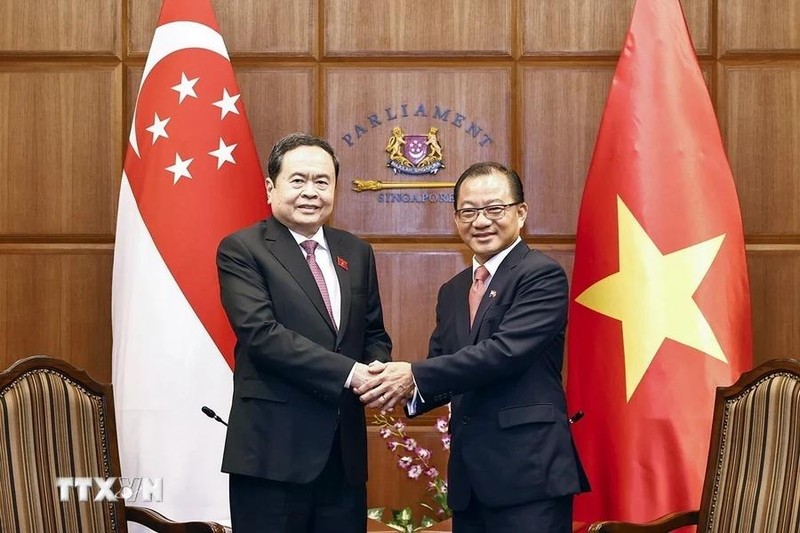 El presidente de la Asamblea Nacional de Vietnam, Tran Thanh Man (izquierda), y su homólogo singapurense, Seah Kian Peng. (Foto: VNA)