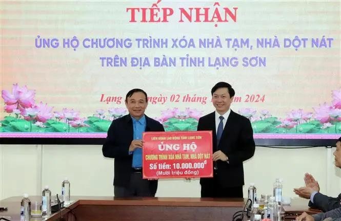 Representantes del Comité del Frente de la Patria de Vietnam de la provincia de Lang Son reciben donaciones para eliminar casas temporales y en ruinas. (Foto: VNA)