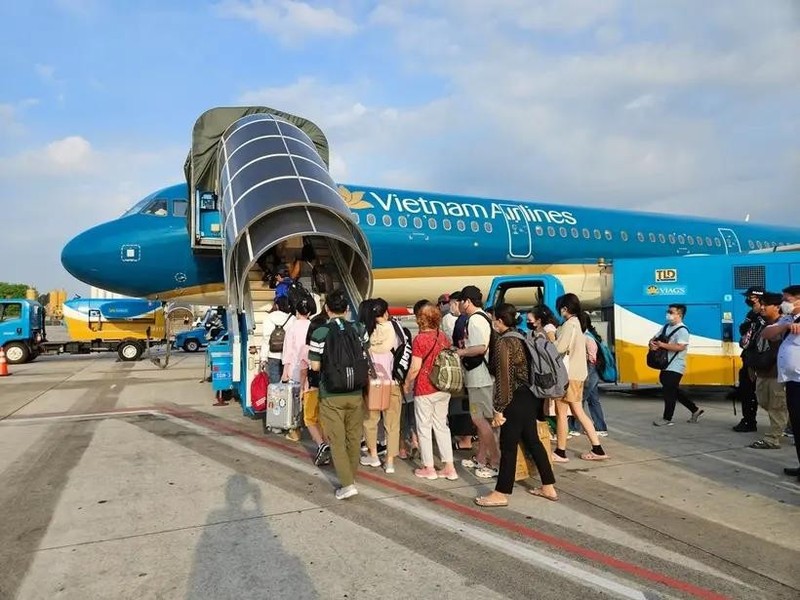 Los pasajeros entran en un avión de Vietnam Airlines (Foto: VietnamPlus)