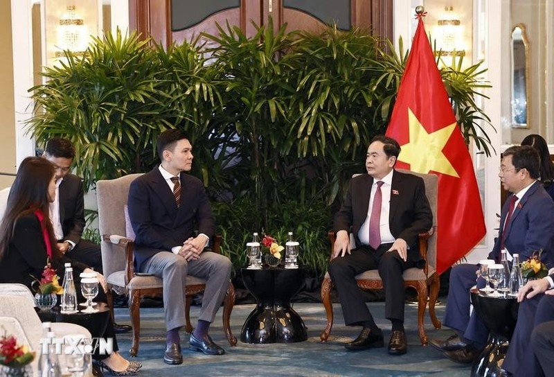 El presidente de la Asamblea Nacional de Vietnam, Tran Thanh Man, y el director general de Sembcorp Development y presidente de la junta directiva de VSIP Group, Lee Ark Boon. (Foto: VNA)