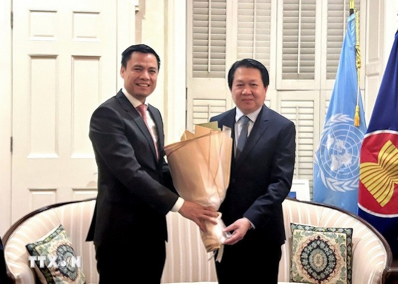 El embajador Dang Hoang Giang, representante permanente de Vietnam ante la ONU, felicita a su par laosiano, embajador Anouparb Vongnorkeo. (Foto: VNA)