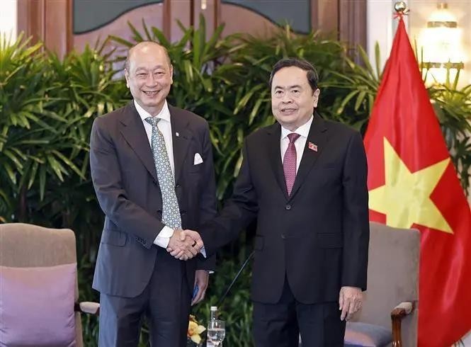 El presidente de la Asamblea Nacional de Vietnam, Tran Thanh Man (derecha), y Wee Ee Cheong, vicepresidente y director ejecutivo del United Overseas Bank (UOB). (Foto: VNA)