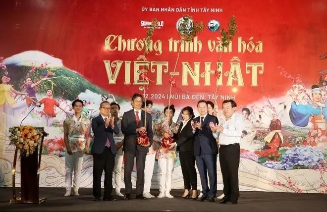 La entrega simbólica de 200 cerezos japoneses a la provincia de Tay Ninh (Foto: VNA)