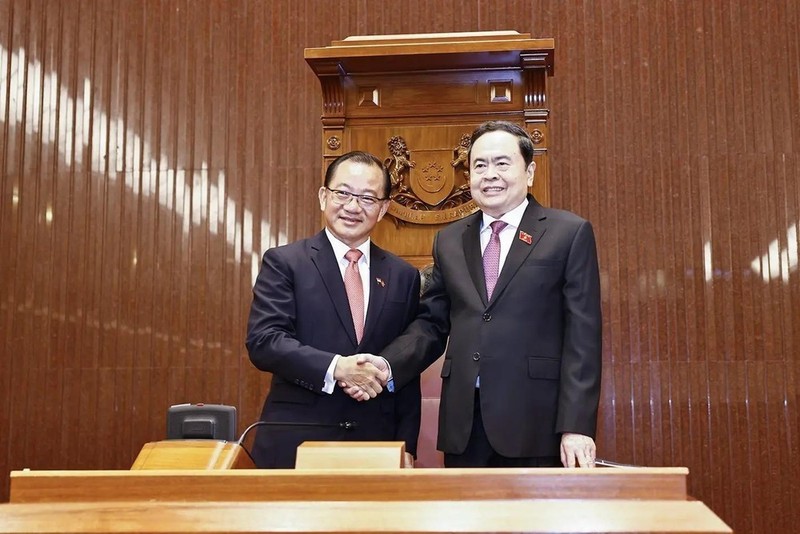 El presidente de la Asamblea Nacional de Vietnam, Tran Thanh Man (derecha), y su homólogo de Singapur, Seah Kian Peng. (Foto: VNA)