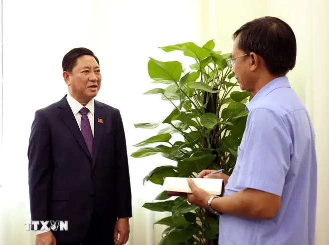 El presidente del Comité Popular de Ninh Thuan, Tran Quoc Nam, responde a las preguntas de reporteros de la VNA. (Foto: VNA)