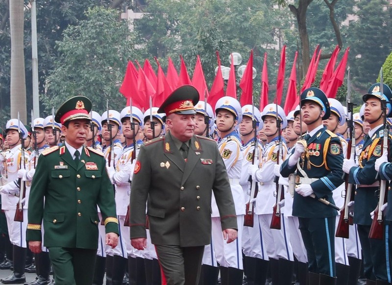 El general Phan Van Giang, ministro de Defensa de Vietnam y el mayor general Khrenin Viktor Gennadievich, ministro de Defensa de Belarús. (Fuente: VNA)