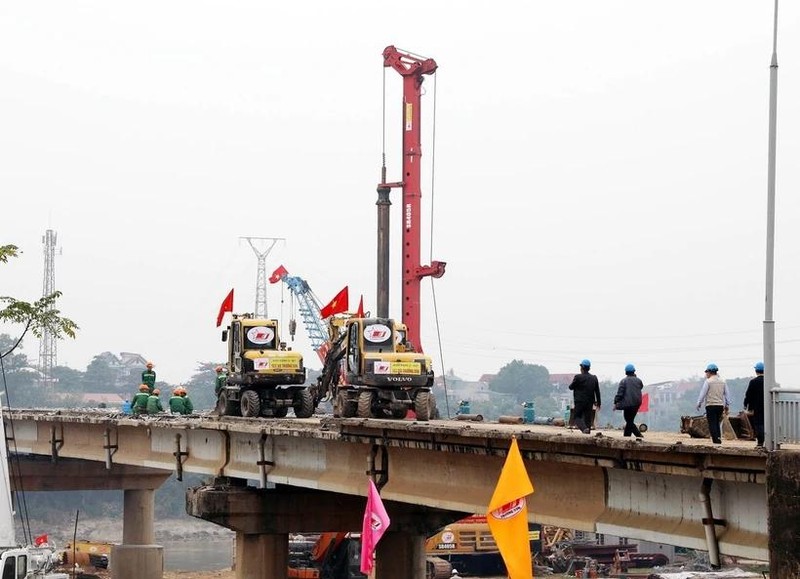 Comienzan reconstrucción de puente Phong Chau. (Foto: VNA)