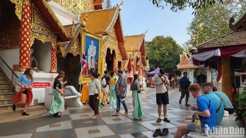 Turistas internacionales visitan el templo Wat Phra That, Doi Suthep en la provincia de Chiang Mai. (Foto: Nhan Dan)