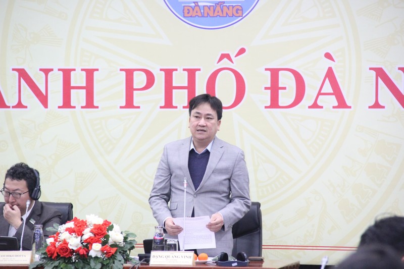 El subdirector del Servicio de Recursos Naturales y Medio Ambiente de Da Nang, Dang Quang Vinh, habla en el evento. (Foto: baotainguyenmoitruong.vn)