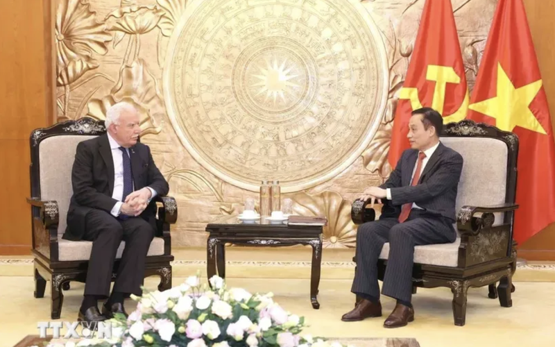 El jefe de la Comisión de Relaciones Exteriores del Comité Central del Partido Comunista de Vietnam, Le Hoai Trung, recibe a Riad Malki, asesor del Presidente para Asuntos Internacionales y enviado especial del Estado de Palestina. (Foto: VNA)