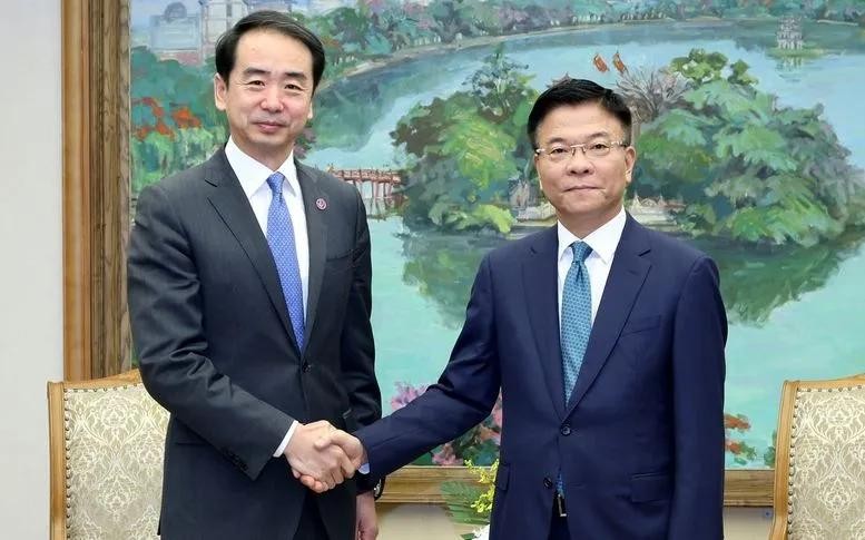 El viceprimer ministro de Vietnam Le Thanh Long recibe al nuevo embajador chino, He Wei. (Foto: VGP)