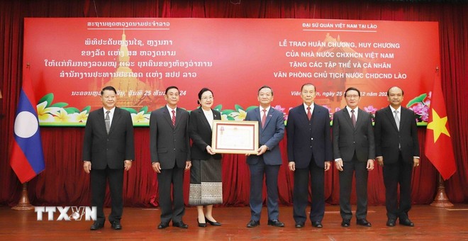 El embajador de Vietnam en Laos, Nguyen Minh Tam, entrega la Orden de la Independencia de primera clase a la Oficina presidencial de Laos. (Foto: VNA)