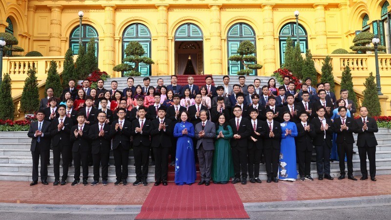 La vicepresidenta de Vietnam, Vo Thi Anh Xuan, y los alumnos laureados. (Foto: Nhan Dan)