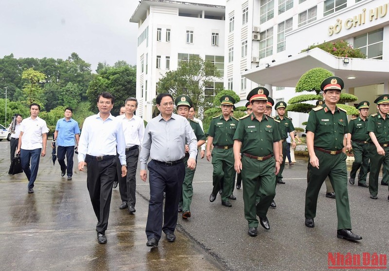 El primer ministro Pham Minh Chinh visita la Guardia Fronteriza de la provincia norteña de Lao Cai. 
