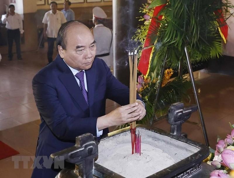El presidente de Vietnam, Nguyen Xuan Phúc, ofrece incienso en homenaje al Presidente Ho Chi Minh. (Fotografía: Thong Nhat/VNA)